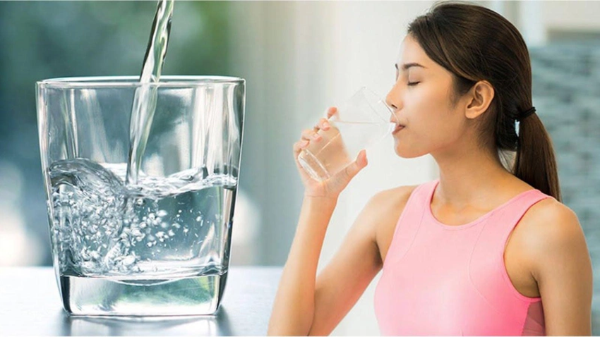 Đừng quên uống đủ nước mỗi ngày để hỗ trợ quá trình đốt mỡ