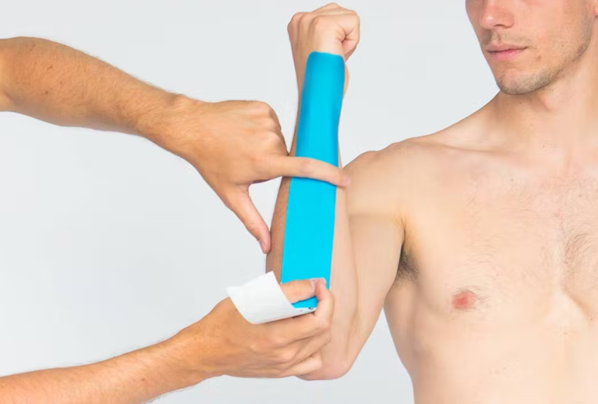 Dán đoạn băng thứ nhất dọc cổ tay là cách băng cổ tay