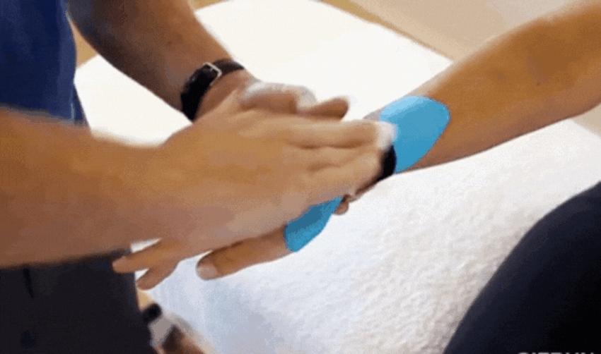 Xoa nhẹ nhàng kích thích nhiệt cho vùng băng keo là cách băng cổ tay
