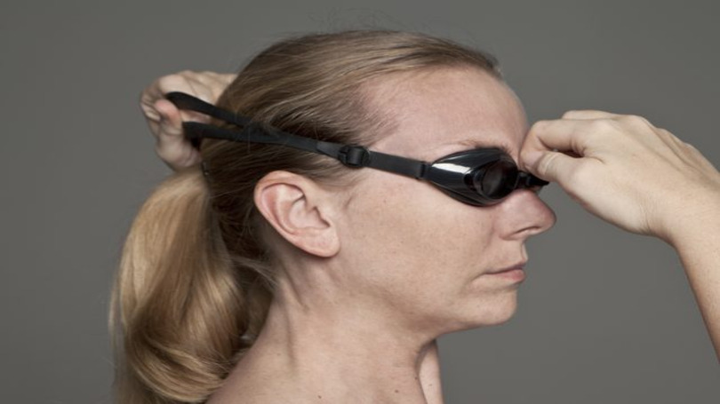 Học ngay cách đeo kính bơi không bị nước vào, mờ