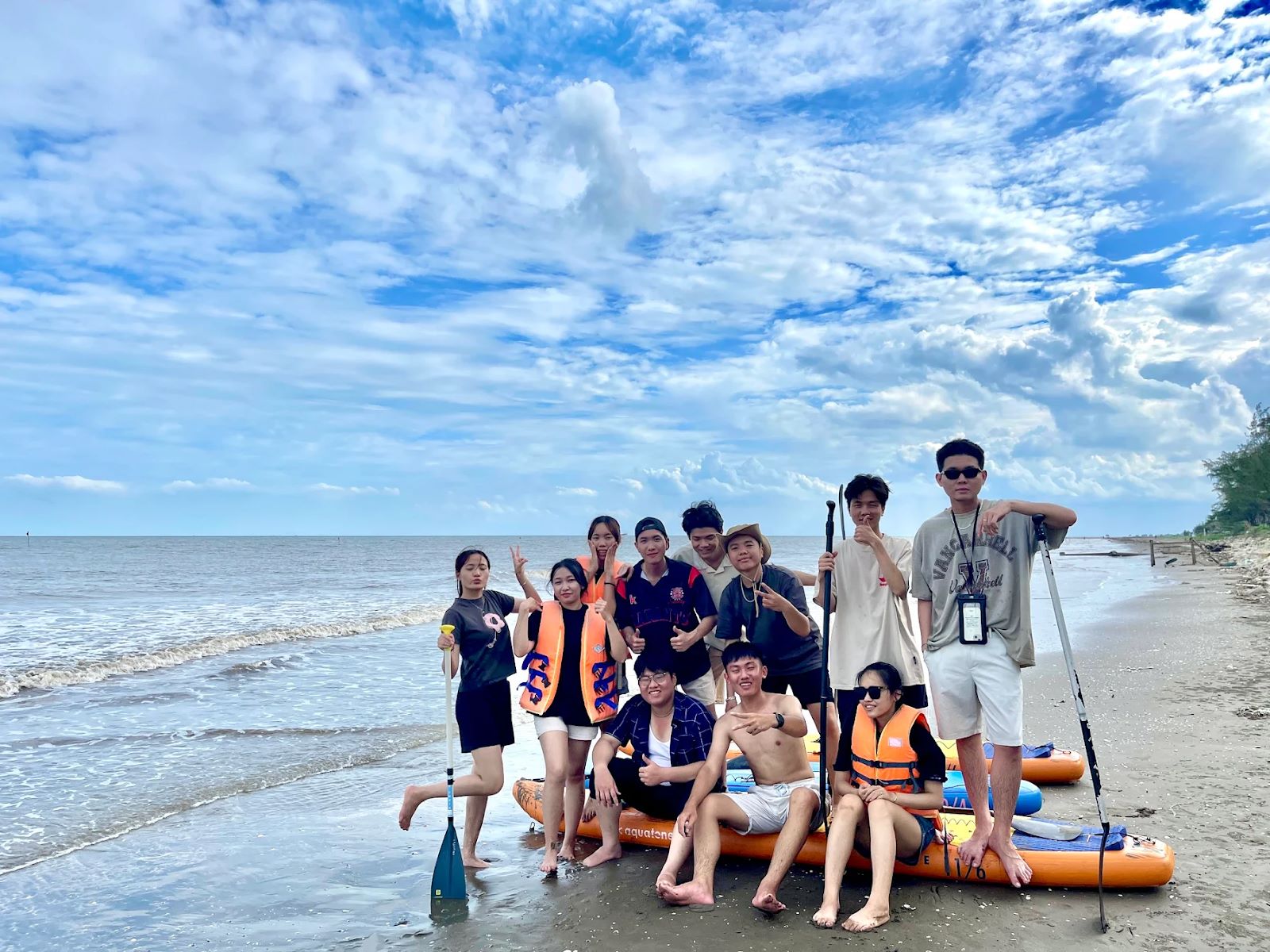 Tại đây có hoạt động chèo SUP ra biển hoặc thăm rừng sác đầy thú vị - Nguồn: Internet