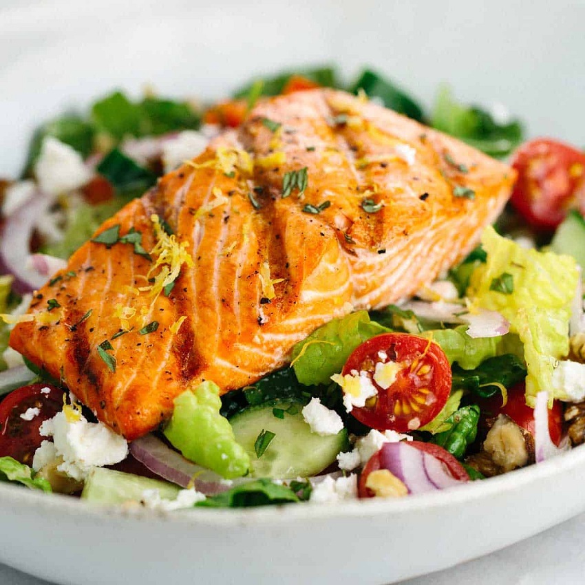 Món salad cá hồi là khởi đầu tuyệt vời cho một buổi sáng giàu năng lượng