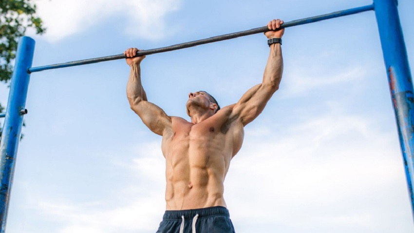 Pull-up là một trong các bài tập lưng xô cho người mới đơn giản, hiệu quả