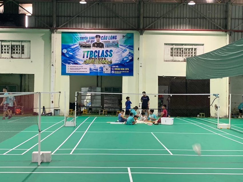 Sân có không gian thoải mái, đầy đủ tiện ích