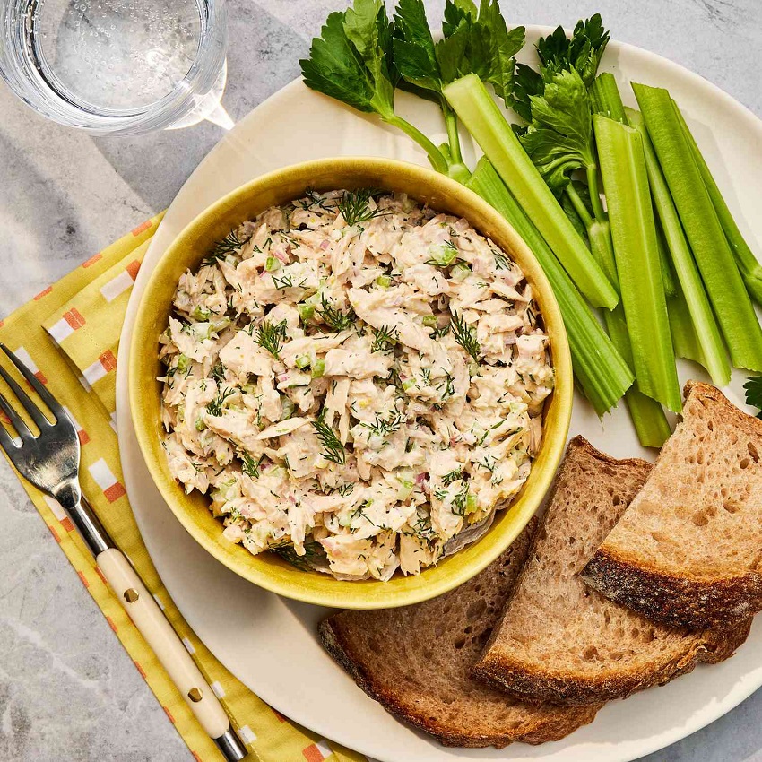 Bữa sáng dồi dào protein với món ức gà xé và cần tây