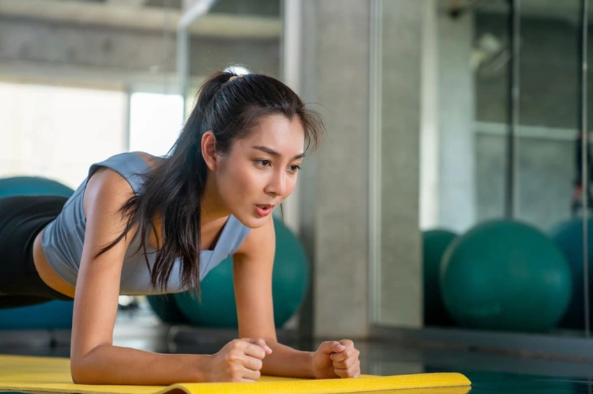 Hít thở đúng cách giúp bạn giữ tư thế plank lâu hơn.