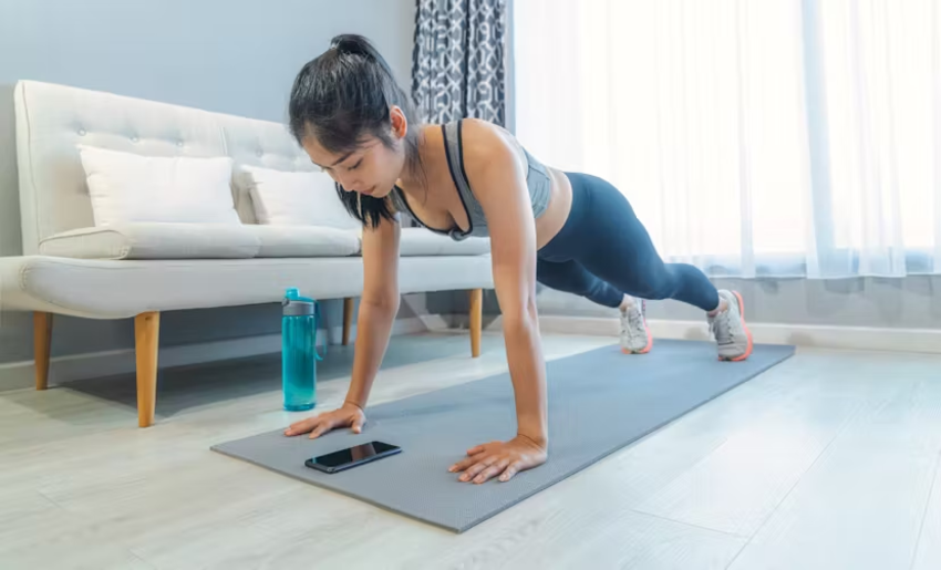Thời gian giữ plank tùy thuộc vào trình độ.