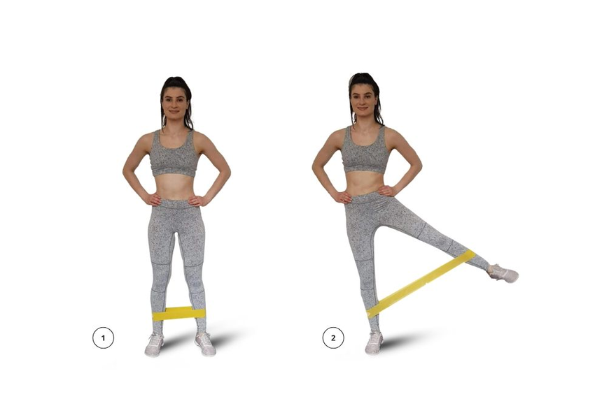 Standing hip abduction kết hợp dây kháng lực giúp tăng hiệu quả.