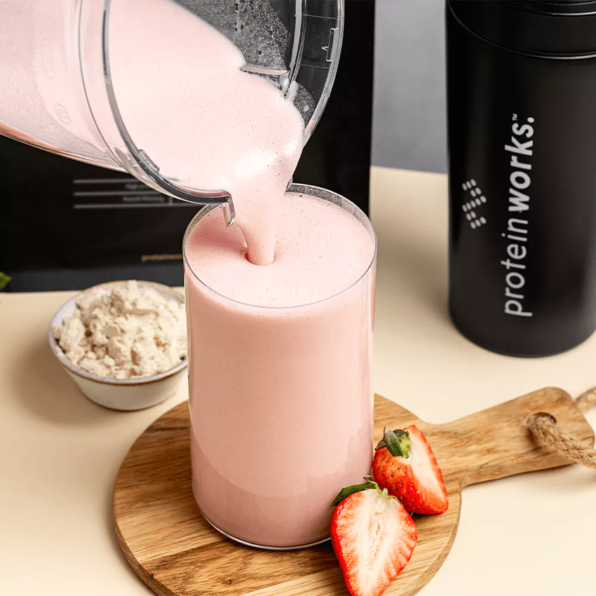 Bột whey có thể pha với nước, sữa hoặc làm thành sinh tố