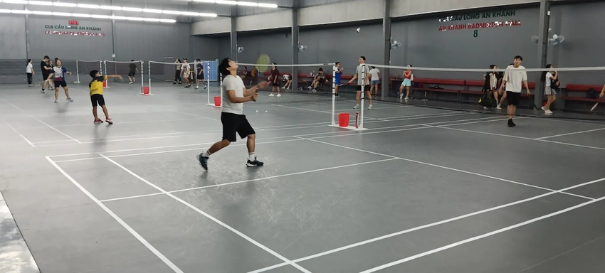 Hệ thống thông gió kết hợp với quạt bố trí quanh tường