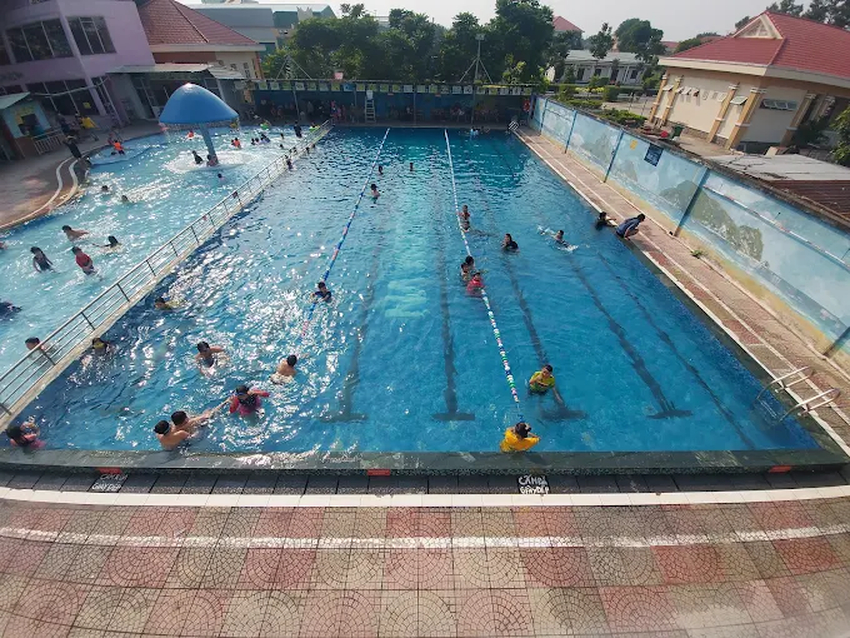 Khu hồ bơi ngoài trời với hai khu riêng biệt cho trẻ em và người lớn
