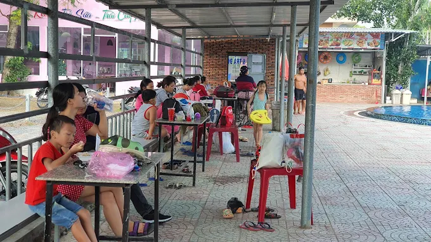 Khu vực ngồi chờ có mái che