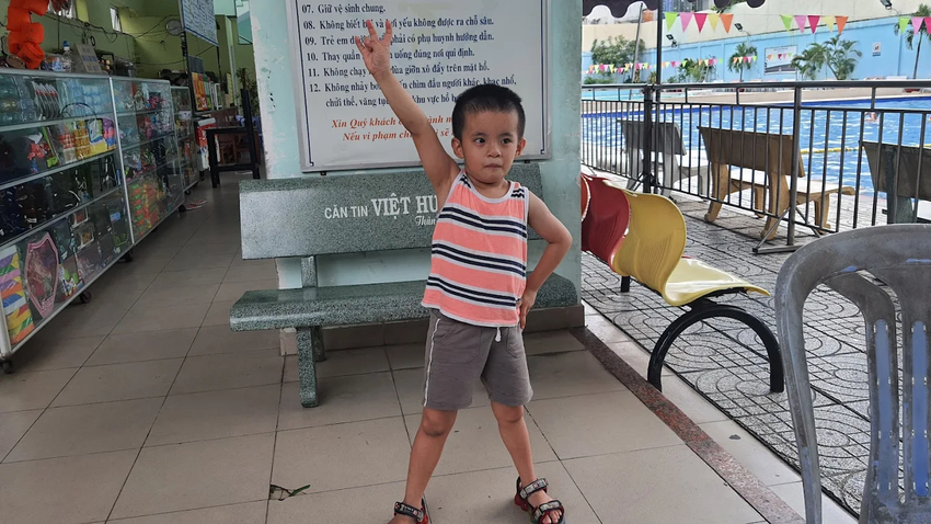 Quầy căng tin nằm ngay cạnh hồ bơi Cộng Hòa
