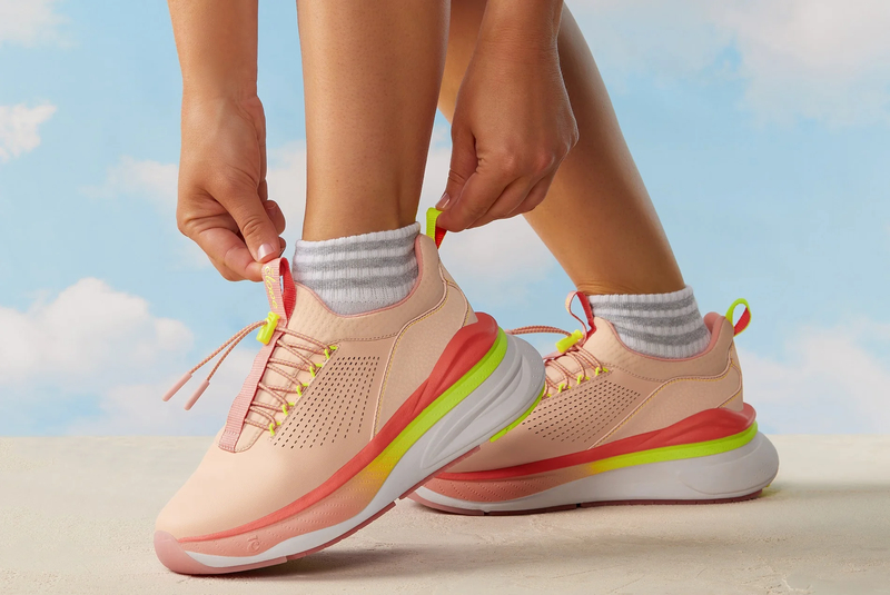 Thử mang sneakers là một cách check legit quen thuộc
