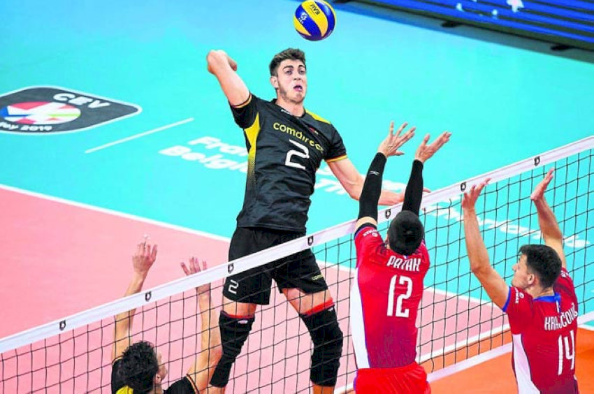 Sử dụng bàn tay nắm để đập bóng