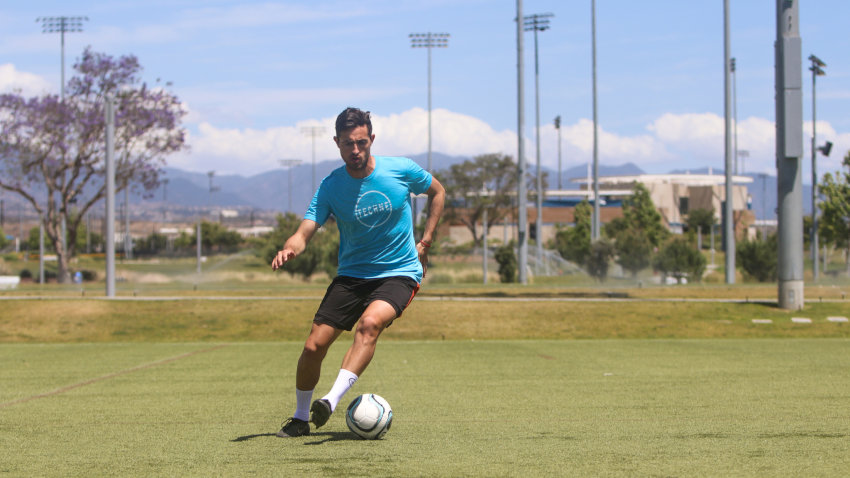 Các kỹ thuật đá bóng: Hướng dẫn chi tiết cho người mới