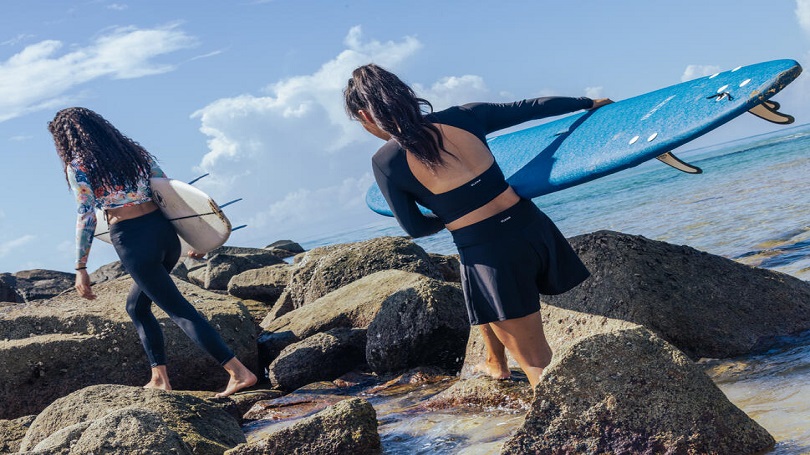 Gợi ý 20 cách phối outfit đi biển siêu có gu cho cả nữ và nam 