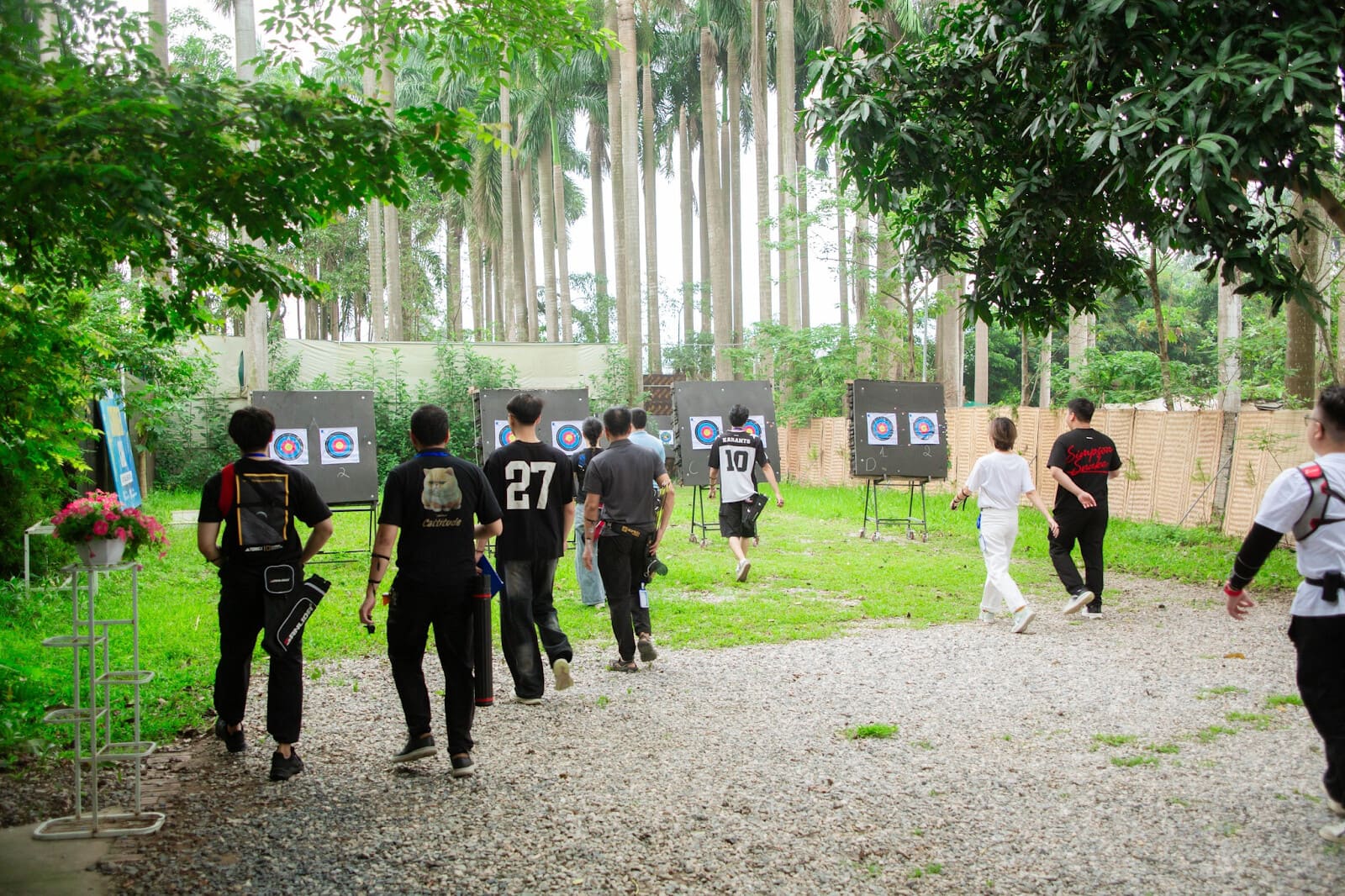 Tại AFC Tây Hồ - Archery Fun Club, người chơi có thể trải nghiệm bắn cung trong không gian xanh mát - Nguồn: Internet