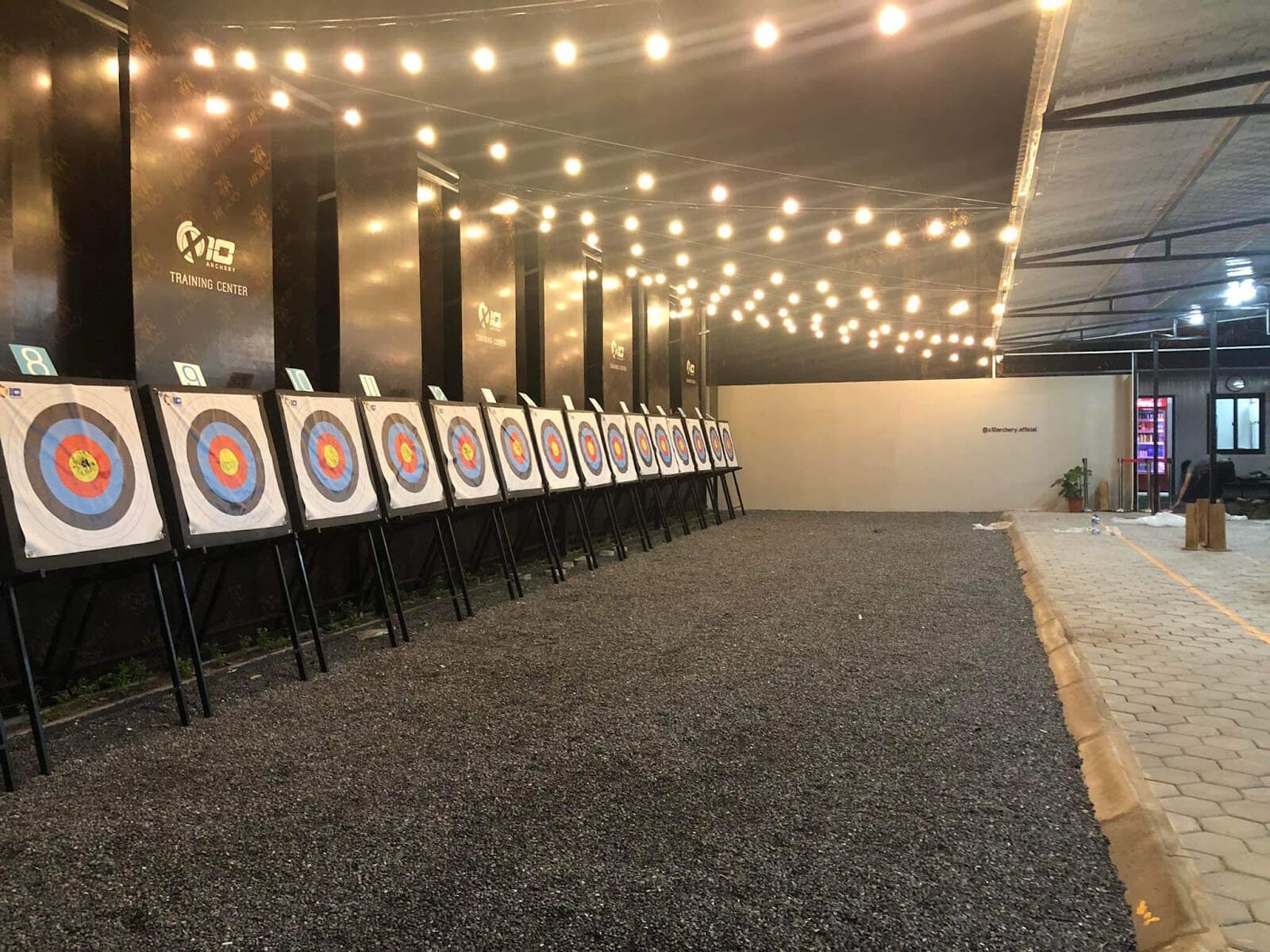 Với hệ thống chiếu sáng đầy đủ, X10 Archery có thể phục vụ khách hàng ngay cả khi trời tối - Nguồn: Internet