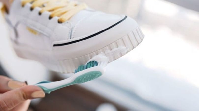 Cách giặt giày trắng tại nhà hiệu quả, không bị ố vàng