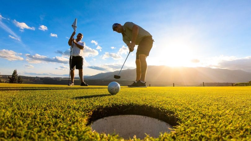 Học chơi golf có khó không? Gợi ý địa chỉ dạy golf uy tín 