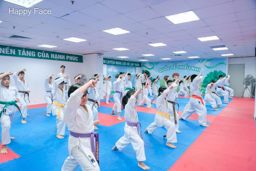 Câu lạc bộ Happy Face Karate không chỉ là nơi đào tạo võ thuật mà còn giúp phát triển tính cách và kỹ năng sống cho trẻ em - Nguồn: Internet