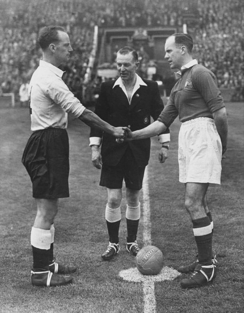 Johnny Carey (phải) trong trận đấu tranh FA Cup (1948) - Nguồn: Internet