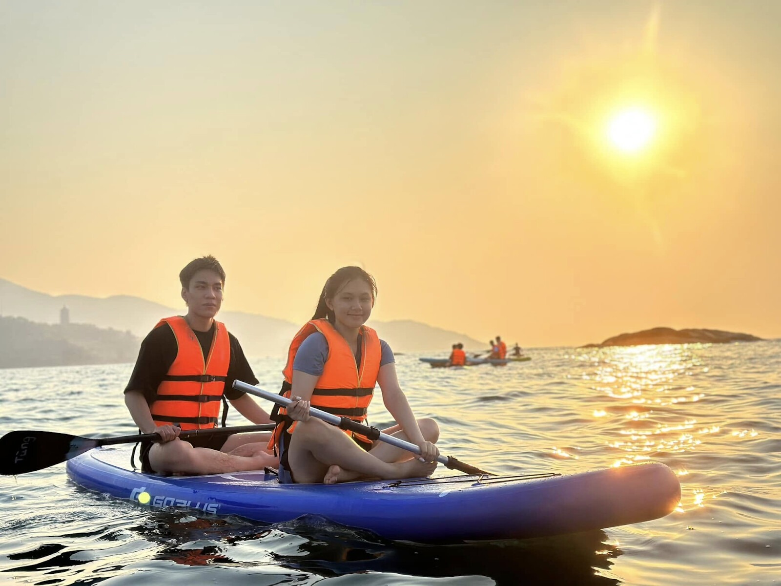 Du khách chèo SUP ngắm bình minh tại biển Mân Thái (Nguồn: Tùng Lê SUP)