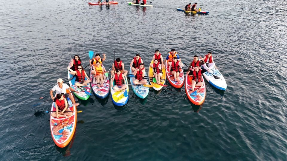 Dịch vụ chèo SUP Huỳnh Phương bao gồm chụp hình cho khách (Nguồn: Huỳnh Phương)
