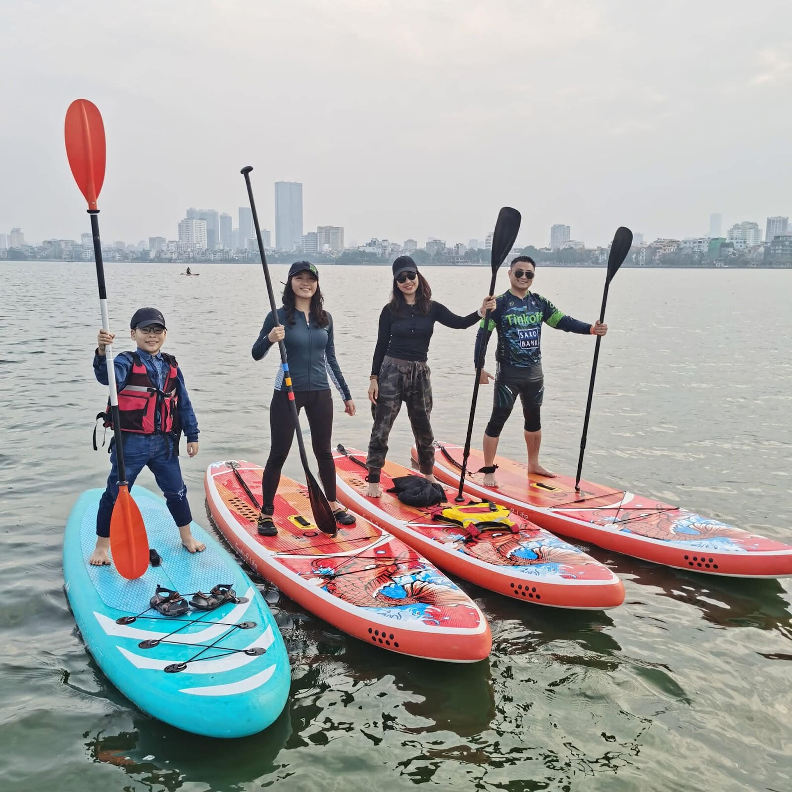 Gia đình đi chèo SUP sáng sớm tại Hồ Tây