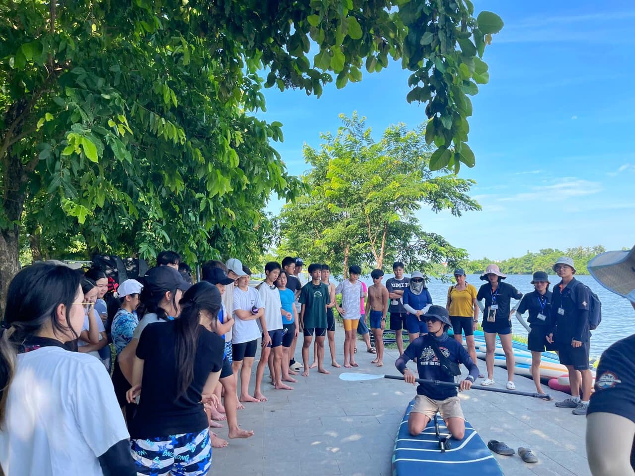 Người mới nên chọn các điểm chèo SUP có nhân viên hướng dẫn kỹ thuật chèo kỹ lưỡng - Nguồn: Internet