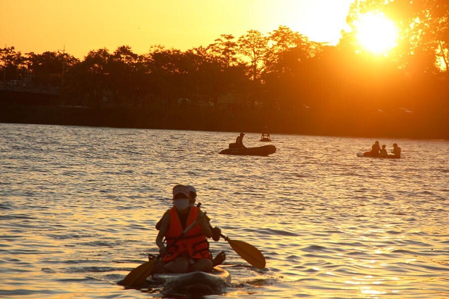 Tour chèo SUP của Elenpant Travel đưa bạn xuôi dòng từ lăng Minh Mạng - làng Nguyệt Biều - đồi Vọng Cảnh - chùa Thiên Mụ - Nguồn: Internet