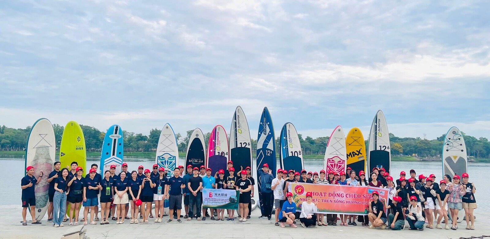 Sự kiện chèo SUP dọn rác sông Hương được phối hợp tổ chức cùng đơn vị SUP tại công viên Trịnh Công Sơn - Nguồn: Internet