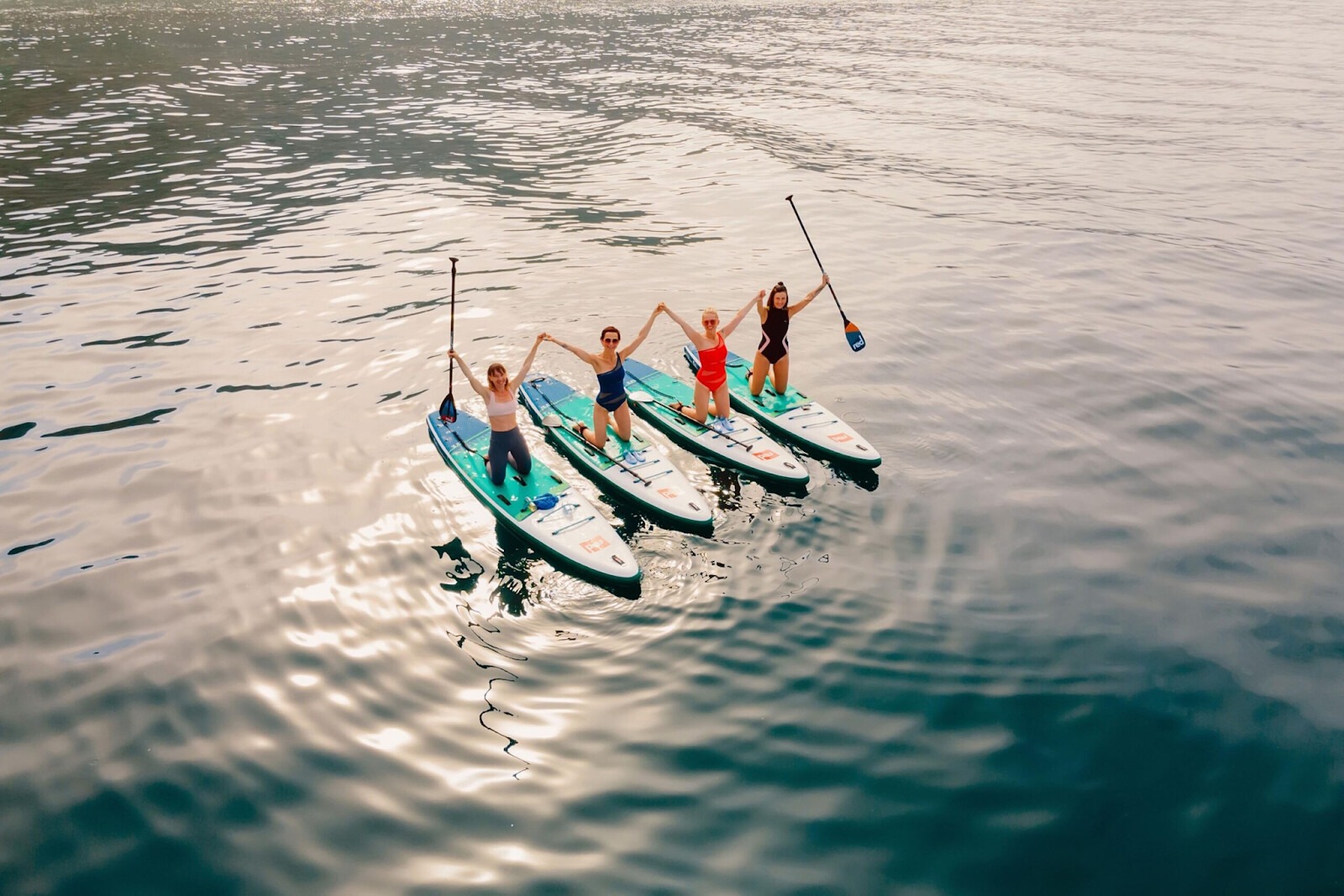 Người mới nên chèo SUP theo nhóm hoặc có huấn luyện viên/hướng dẫn viên