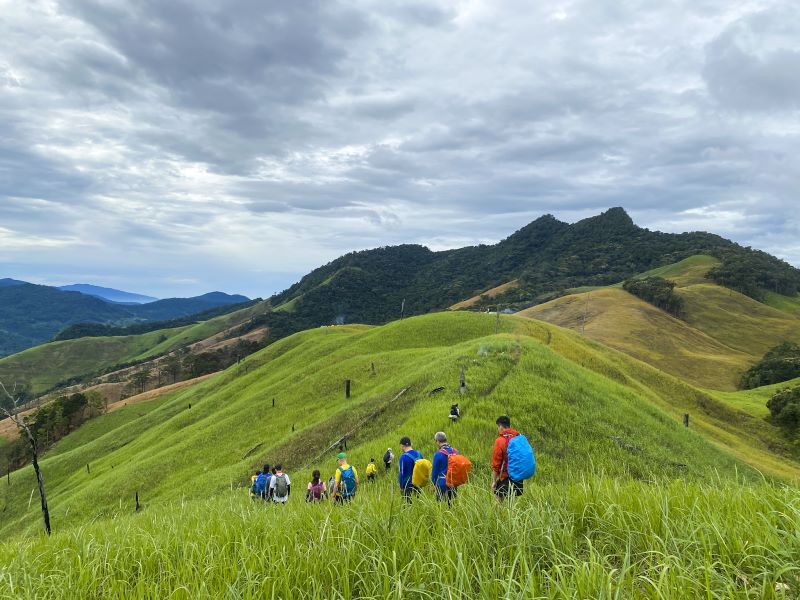Những ngọn núi xanh mướt trên cung đường Bidoup - Tà Giang (Nguồn: Internet)