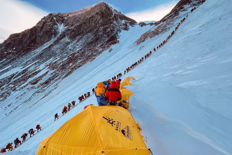 Everest luôn thu hút lượng lớn khách leo núi hàng năm, dù chỉ số ít trong số họ chạm đến đỉnh (Nguồn: Internet)
