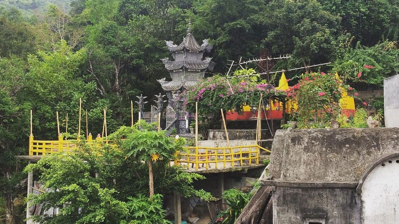 Du khách đến với núi Chứa Chan có thể ghé tham quan Chùa Bửu Quang