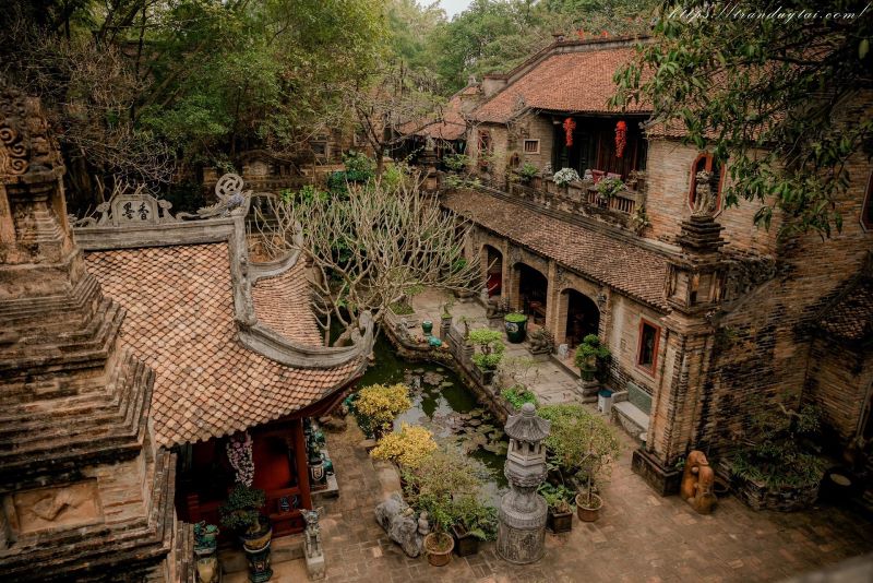 Nếu có thời gian bạn có thể tham quan Việt Phủ Thành Chương gần đó