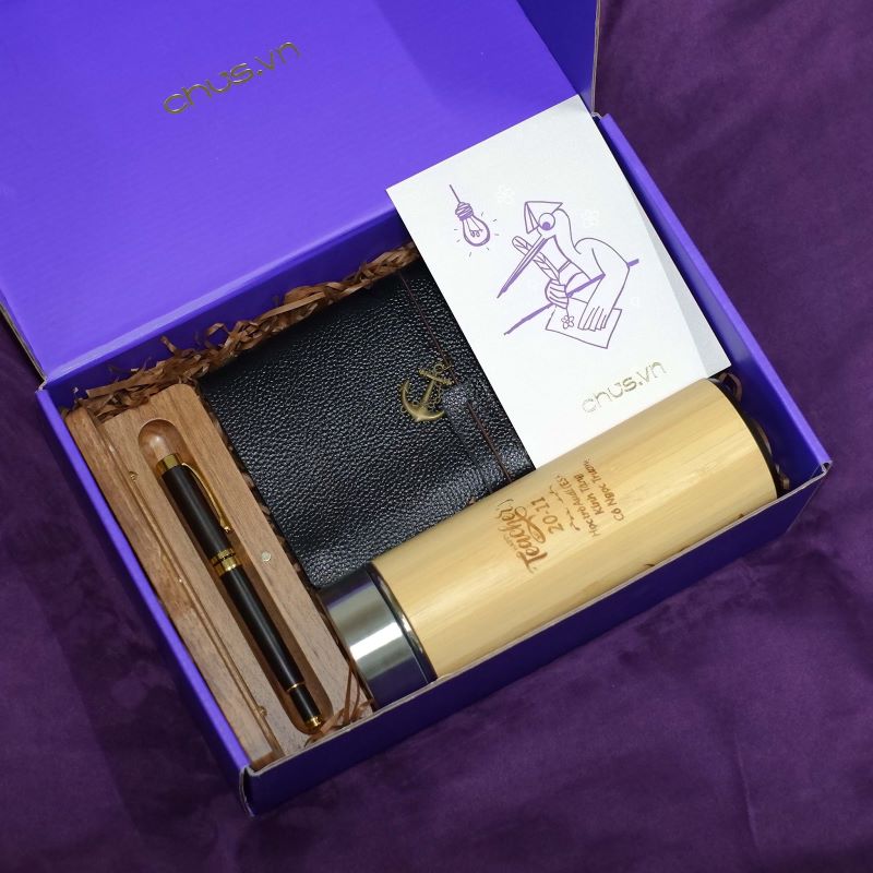 Sổ tay và bút ký là món quà phù hợp cho người làm văn phòng (Nguồn: Internet)