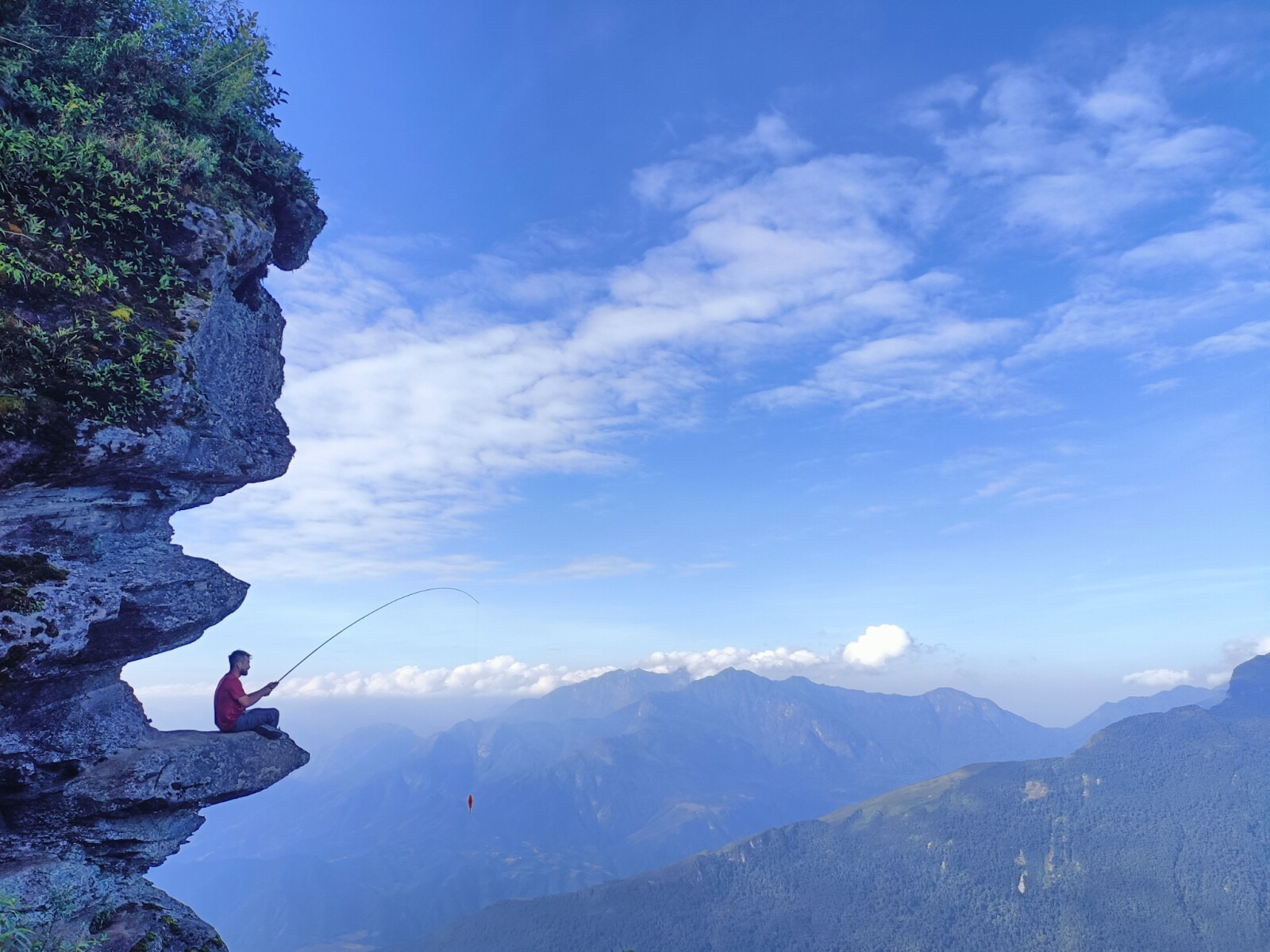 Mỏm Tiên Ông Câu Cá là địa điểm check - in nổi tiếng tại Lảo Thẩn