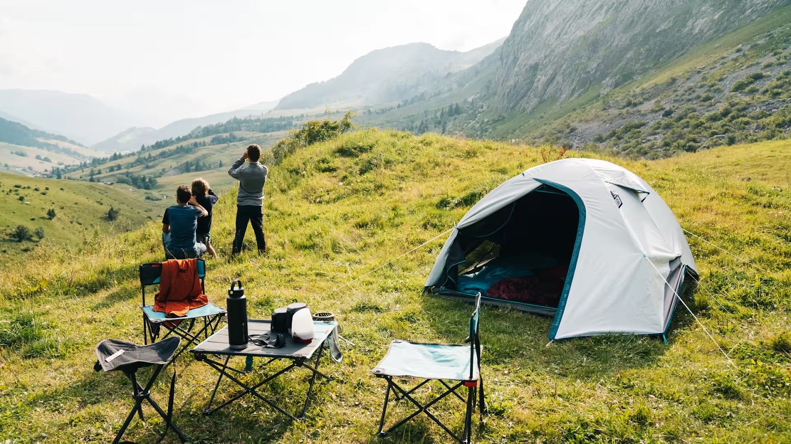 Chuẩn bị các dụng cụ cần thiết là điều không thể thiếu trước khi đi camping.
