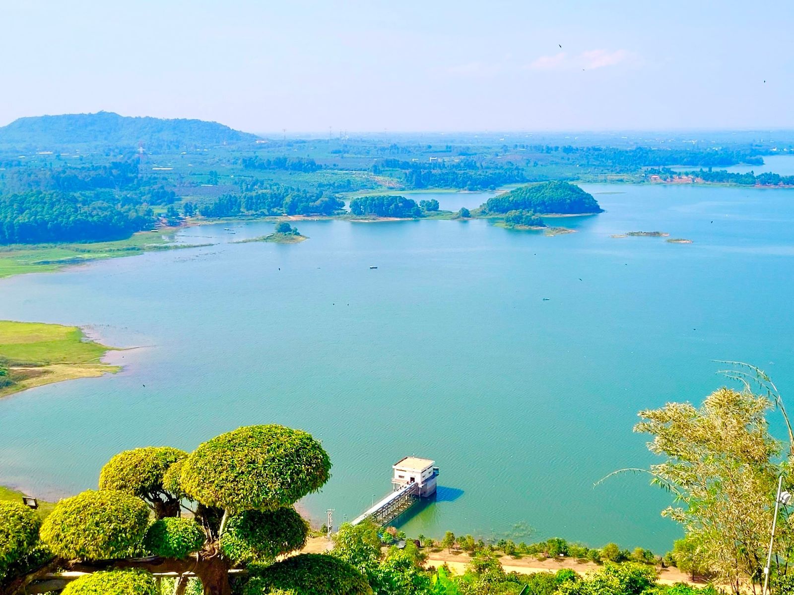 Cắm trại ở Hồ Trị An sẽ đẹp nhất khoảng tháng 10 đến tháng 6

