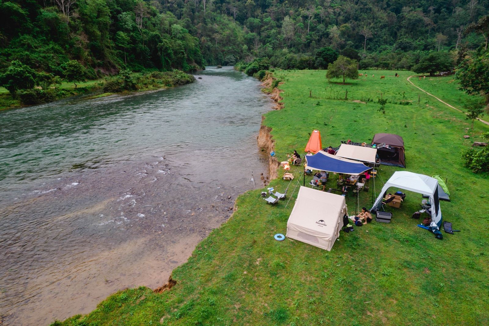 Bãi cắm trại suối La Ngâu thu hút rất nhiều khách du lịch