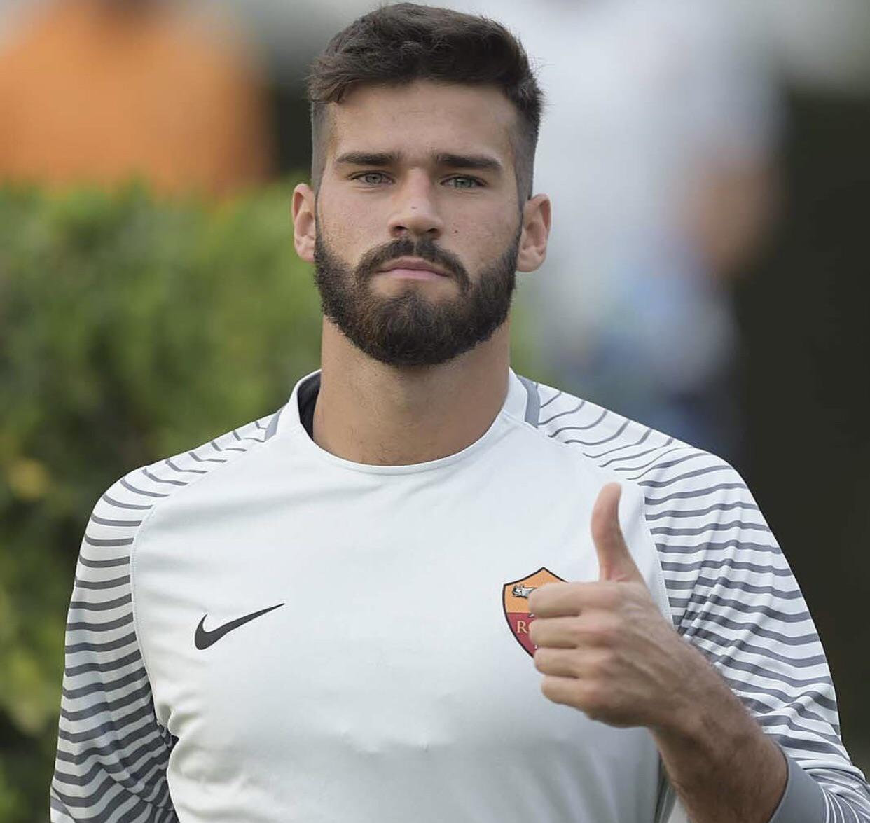 Alisson Becker được mệnh danh là một trong những thủ môn đẹp trai nhất - Nguồn: Internet