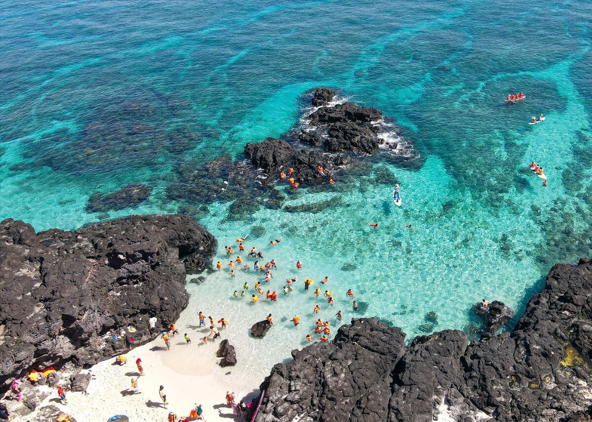 Tận hưởng không khí trong lành và làn nước trong xanh tại đảo Lý Sơn - Nguồn: Internet