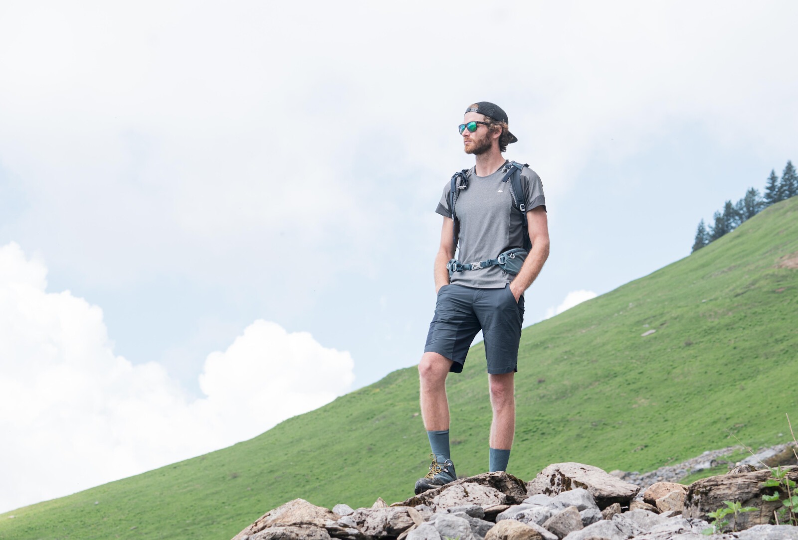 Hiking thiên về thư giãn, trekking sẽ thiên về hướng chinh phục thiên nhiên - Nguồn: Decathlon