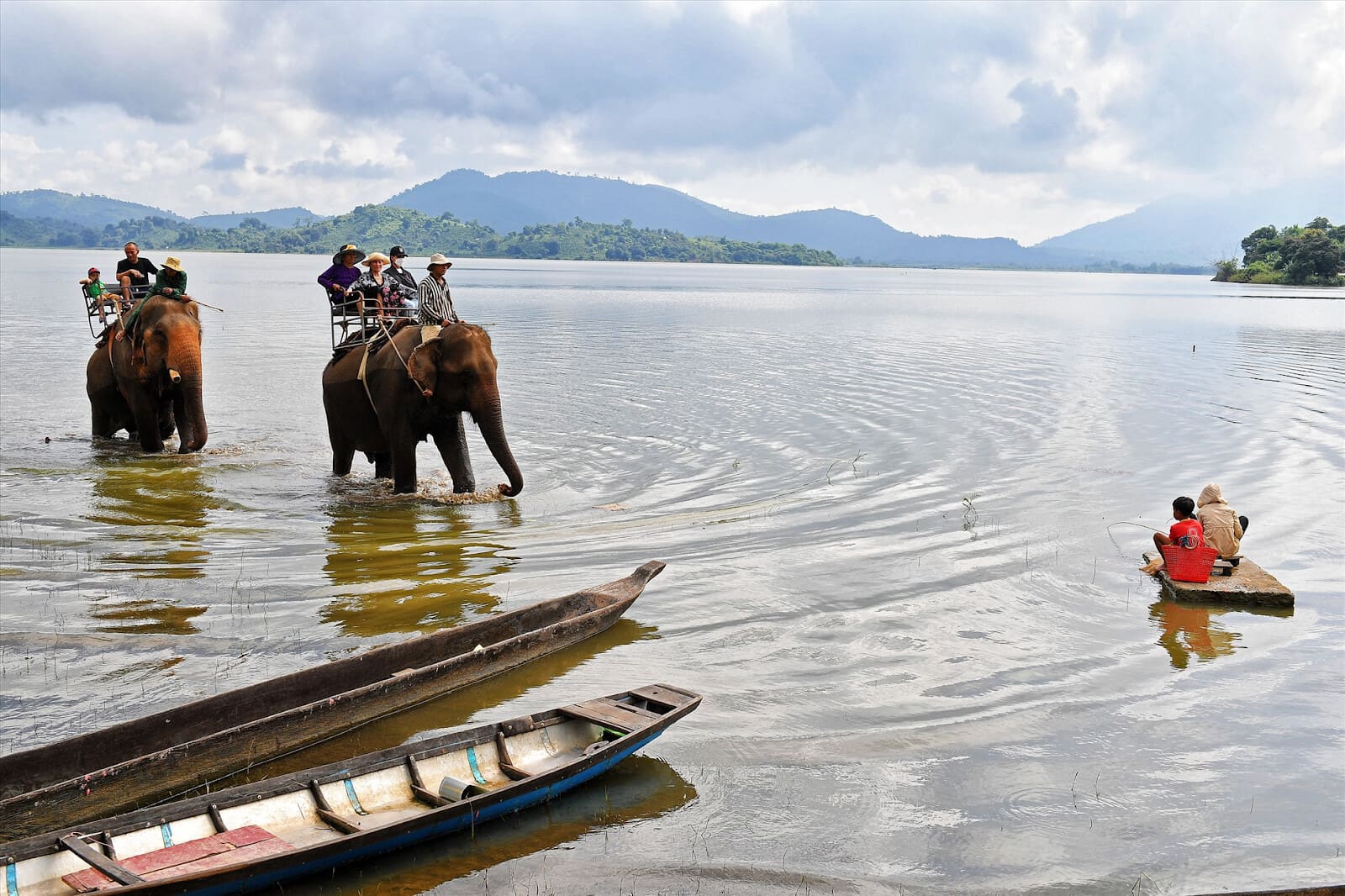 Trải nghiệm cưỡi voi ở hồ Lắk - Nguồn: Internet