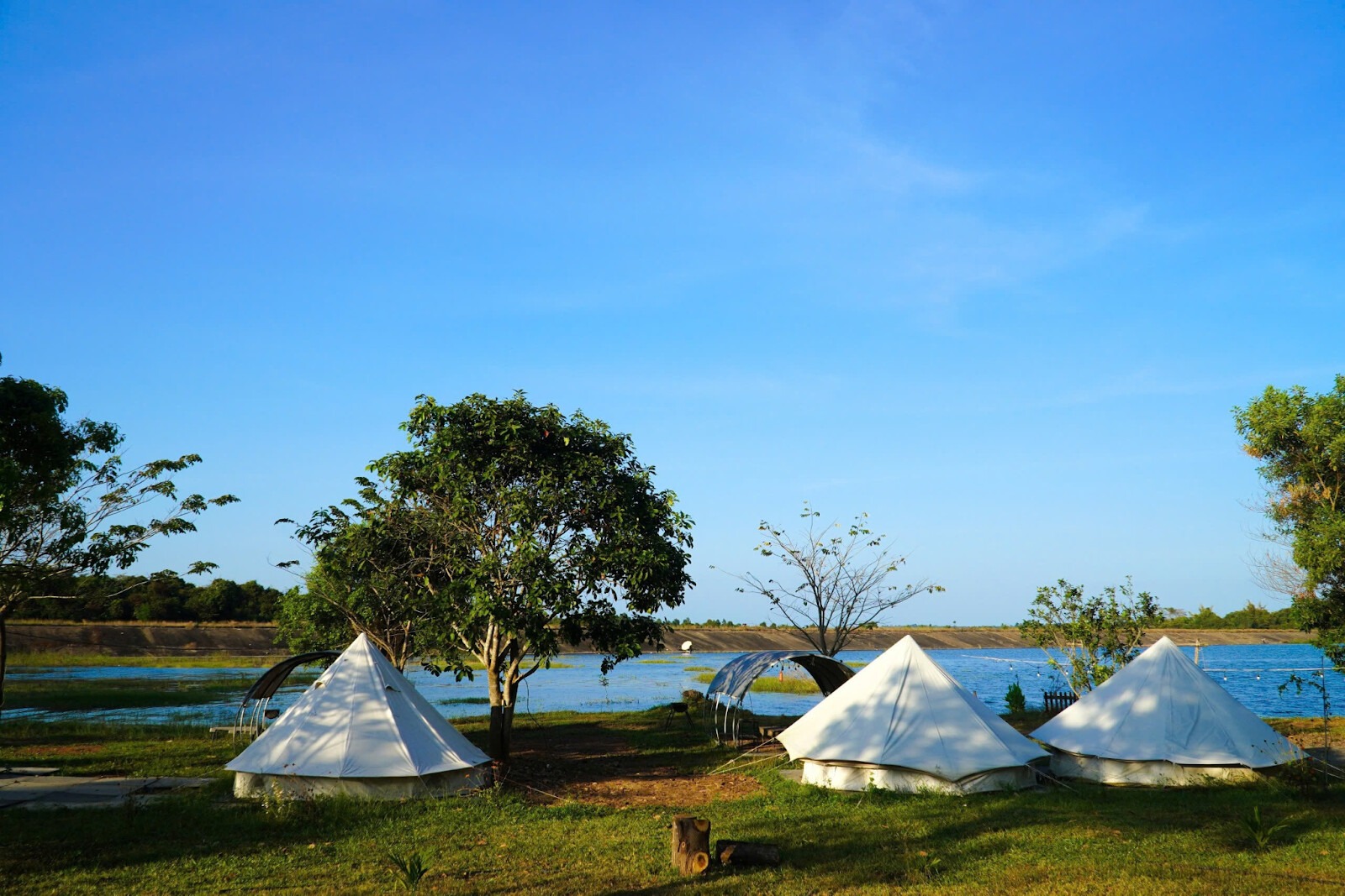 Cắm trại bên hồ Trị An - Nguồn: Internet