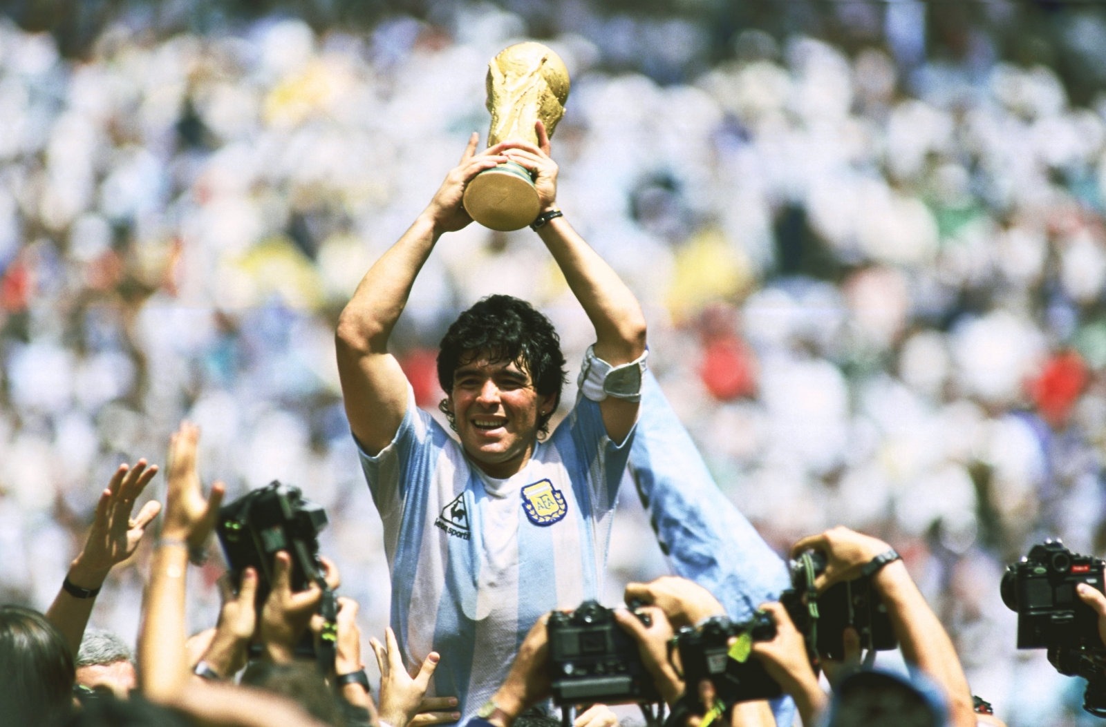 Huyền thoại bóng đá thế giới Diego Maradona