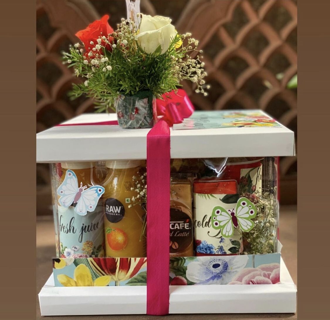 Cách gói quà kiểu trong suốt giúp làm nổi bật món quà bên trong - Nguồn: Internet